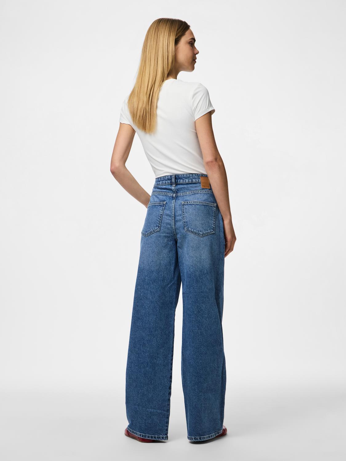 model_shot-back
