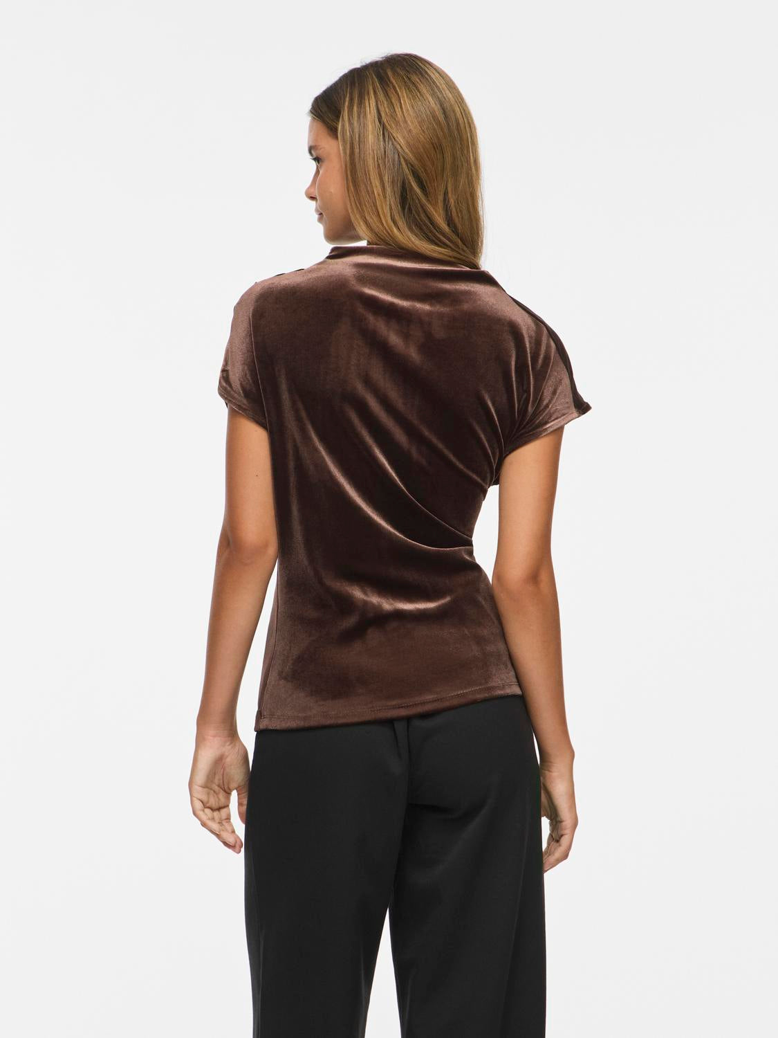 model_shot-back