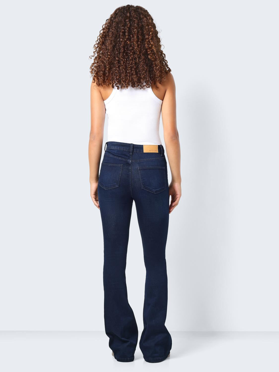 model_shot-front_full