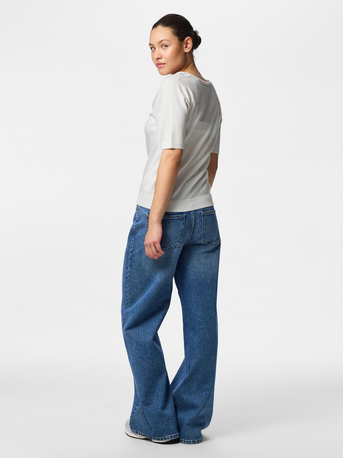 model_shot-back