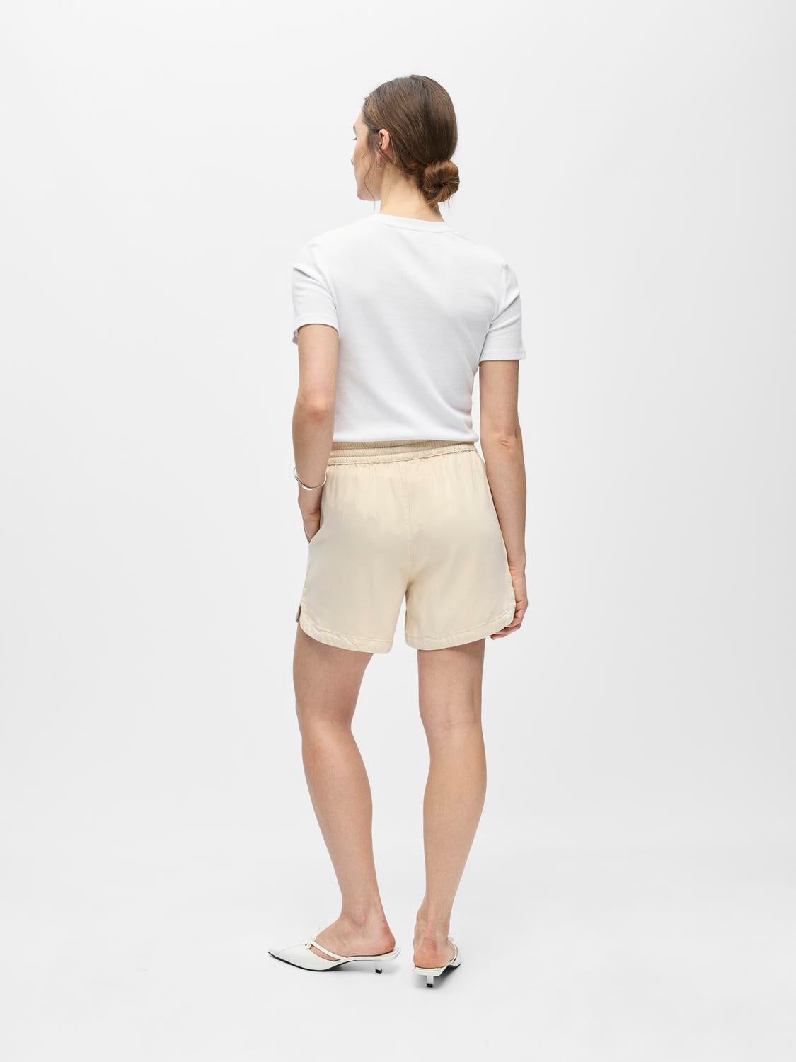 model_shot-back