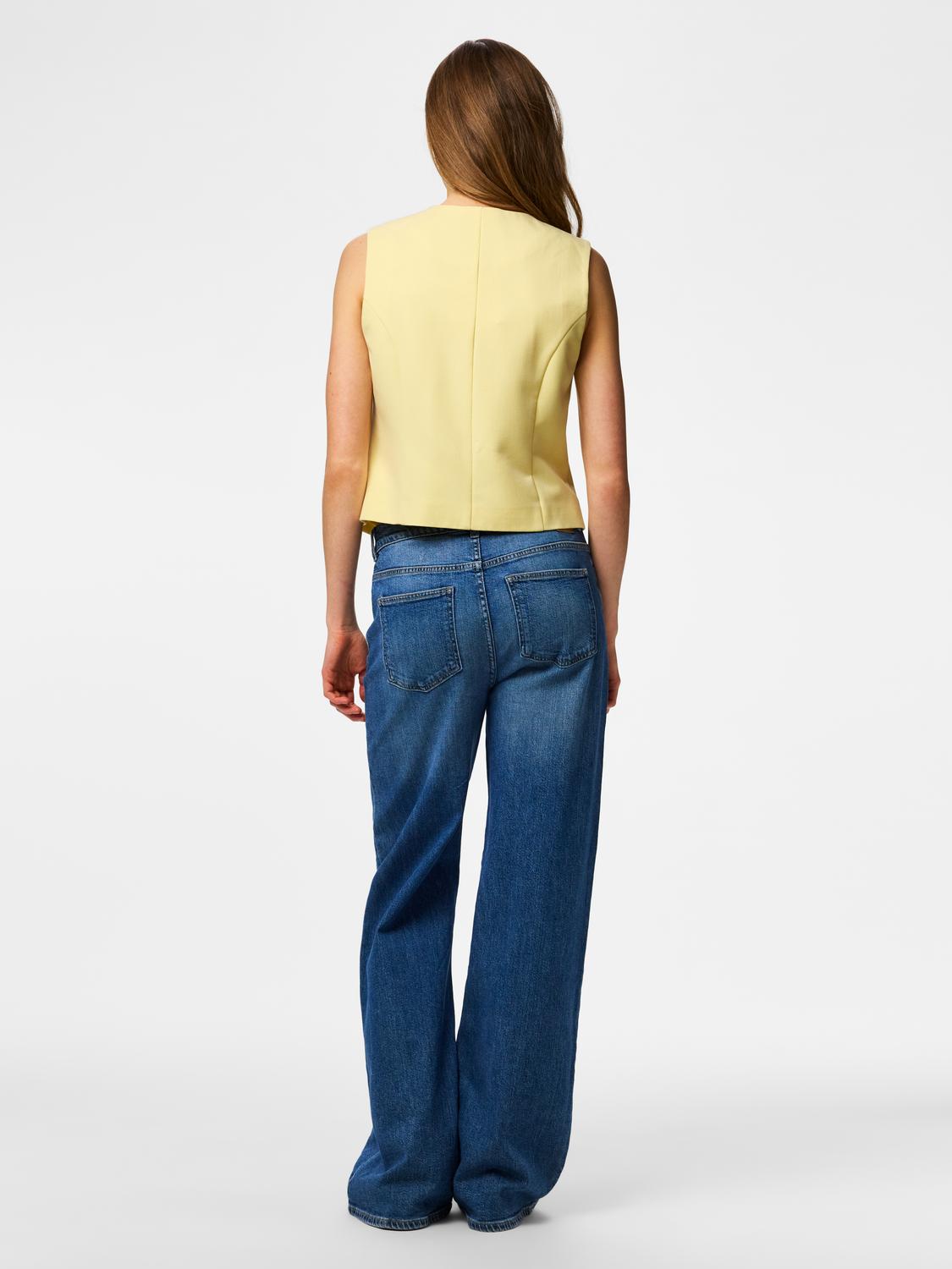 model_shot-back