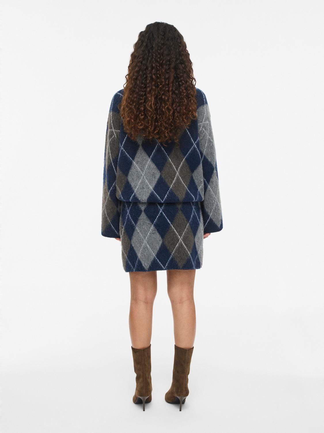 model_shot-back