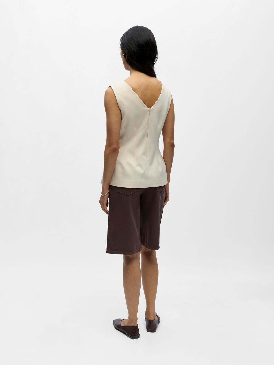 model_shot-back