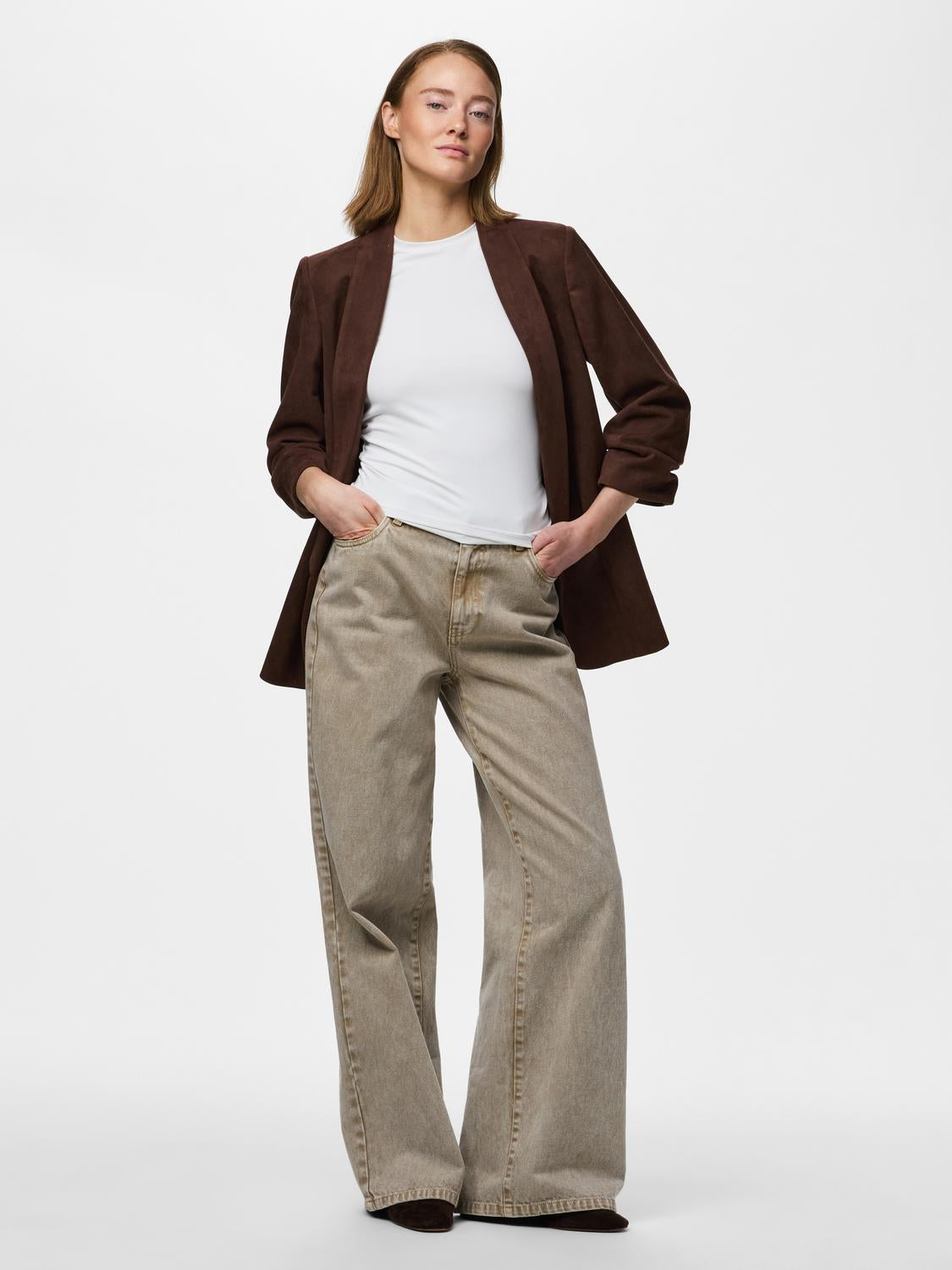 model_shot-front_full