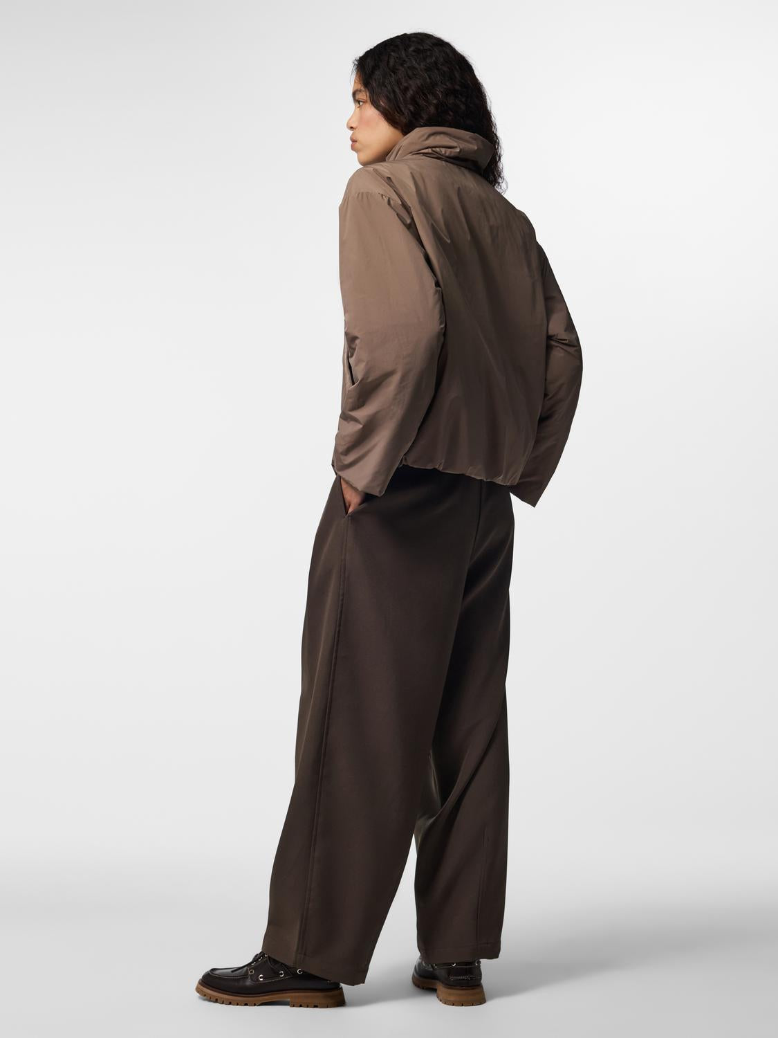 model_shot-back