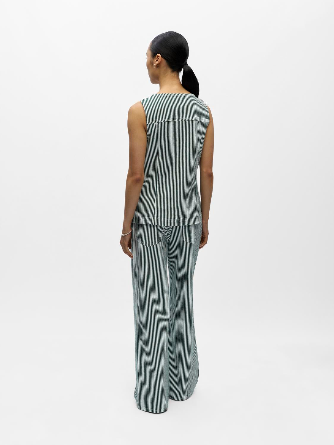 model_shot-back